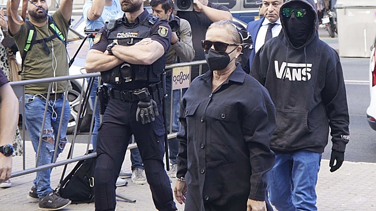 Rosalía García llegando al juzgado de lo Penal