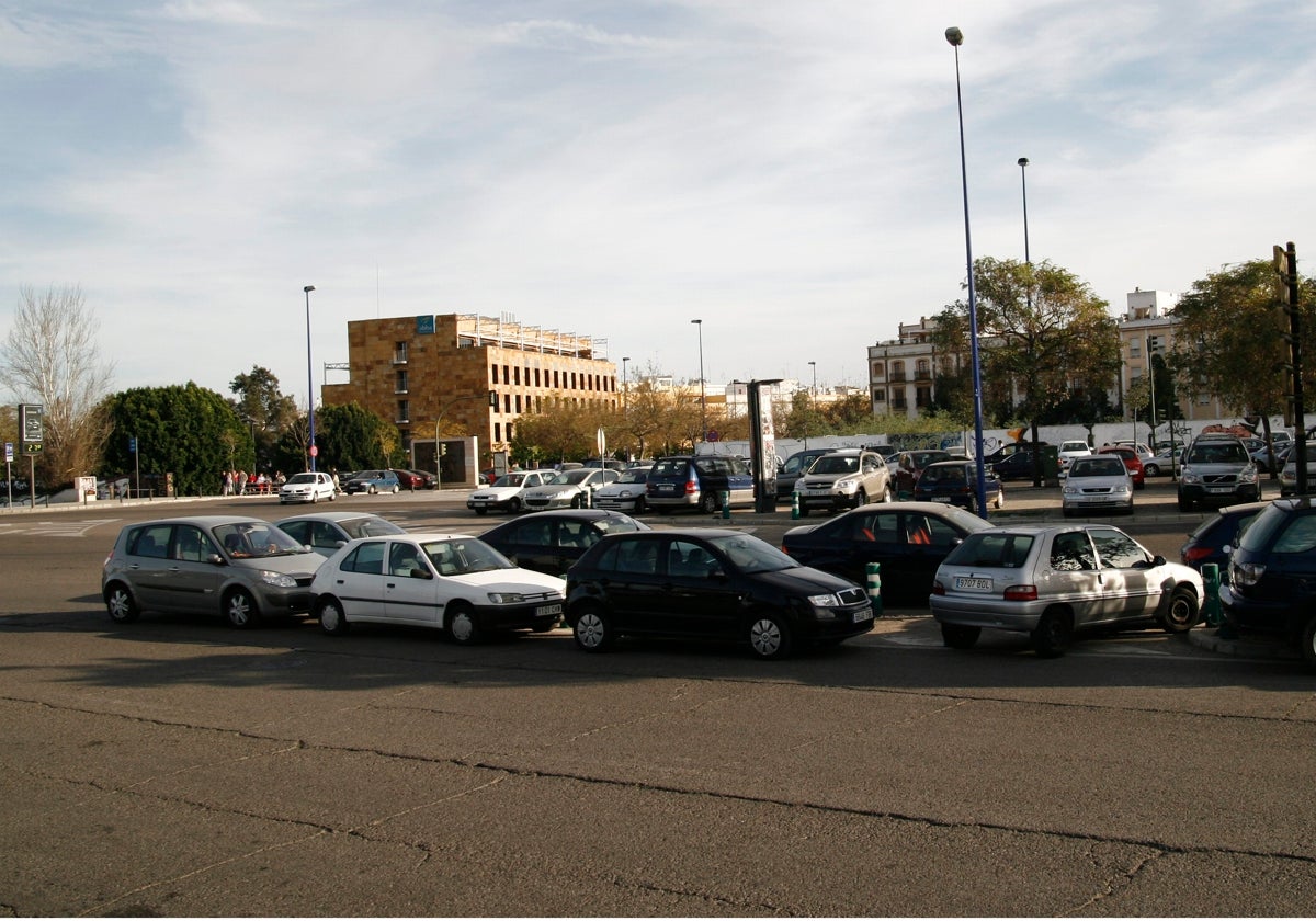 Coches aparcados en la Zona de Bajas Emisiones de la Cartuja