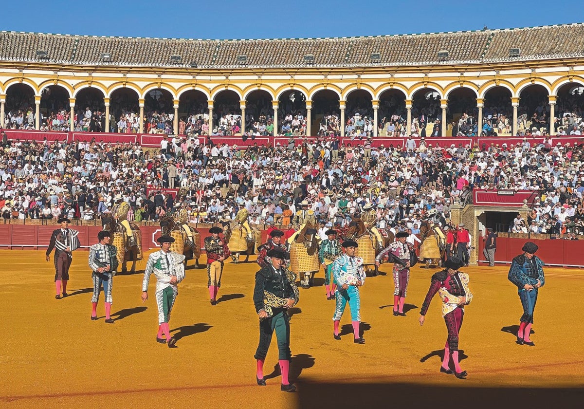 Toreros haciendo el paseíllo antes de una corrida en la plaza de toros de Sevilla