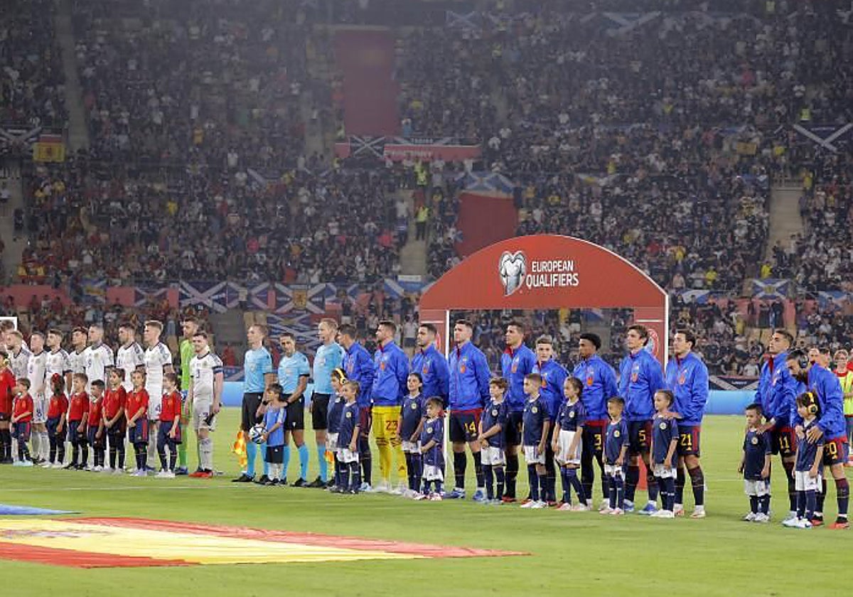 Las selecciones de España y Escocia escuchan los himnos justo antes del partido que disputaron en La Cartuja el 12 de octubre