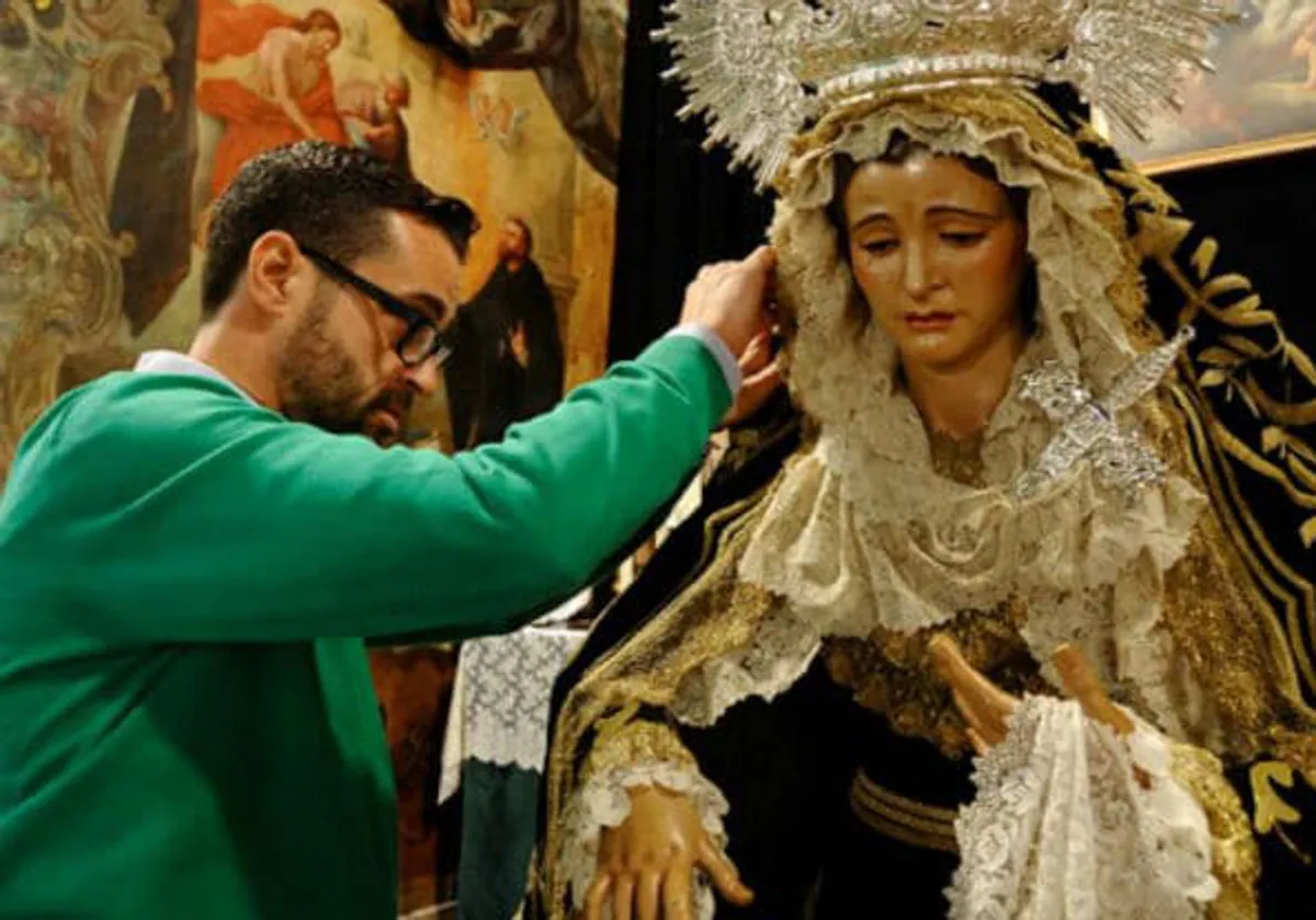 Antonio Bejarano con la Virgen de las Tristezas