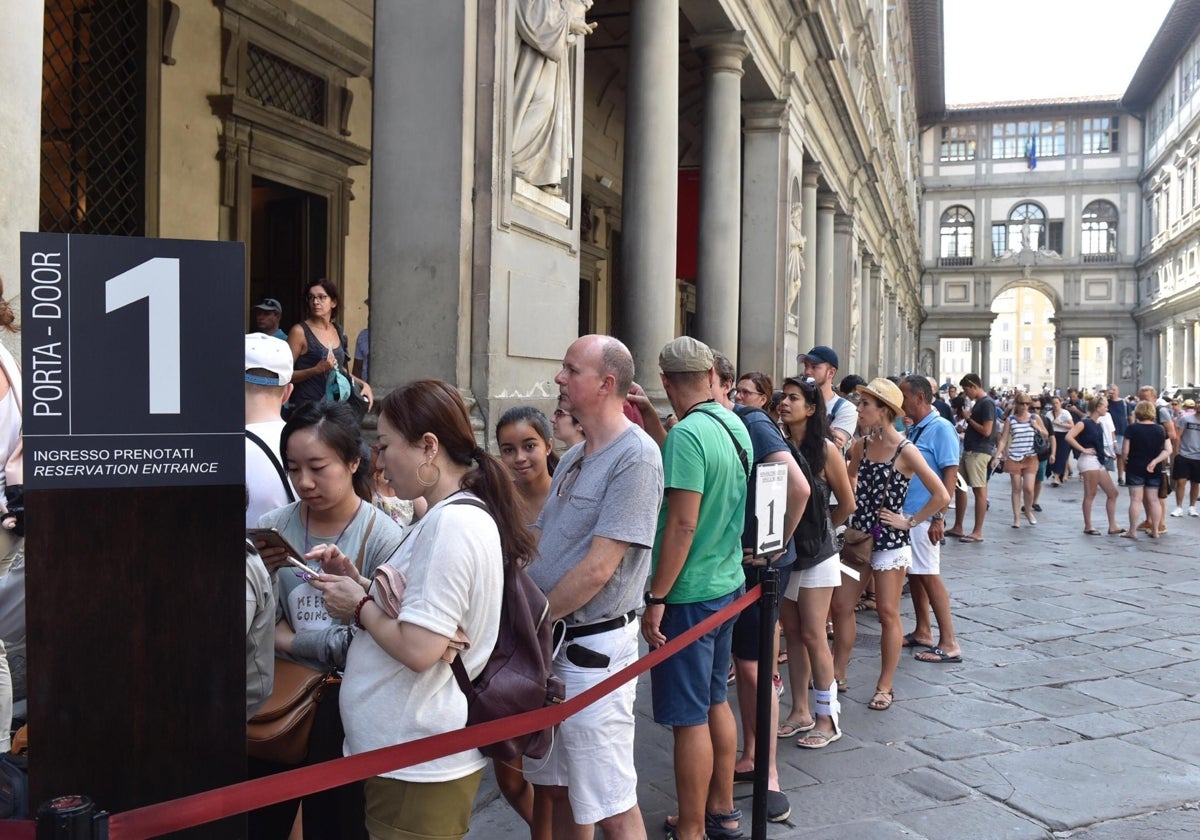 Turistas hacen cola para entrar en la Galería Uffizi en Florencia