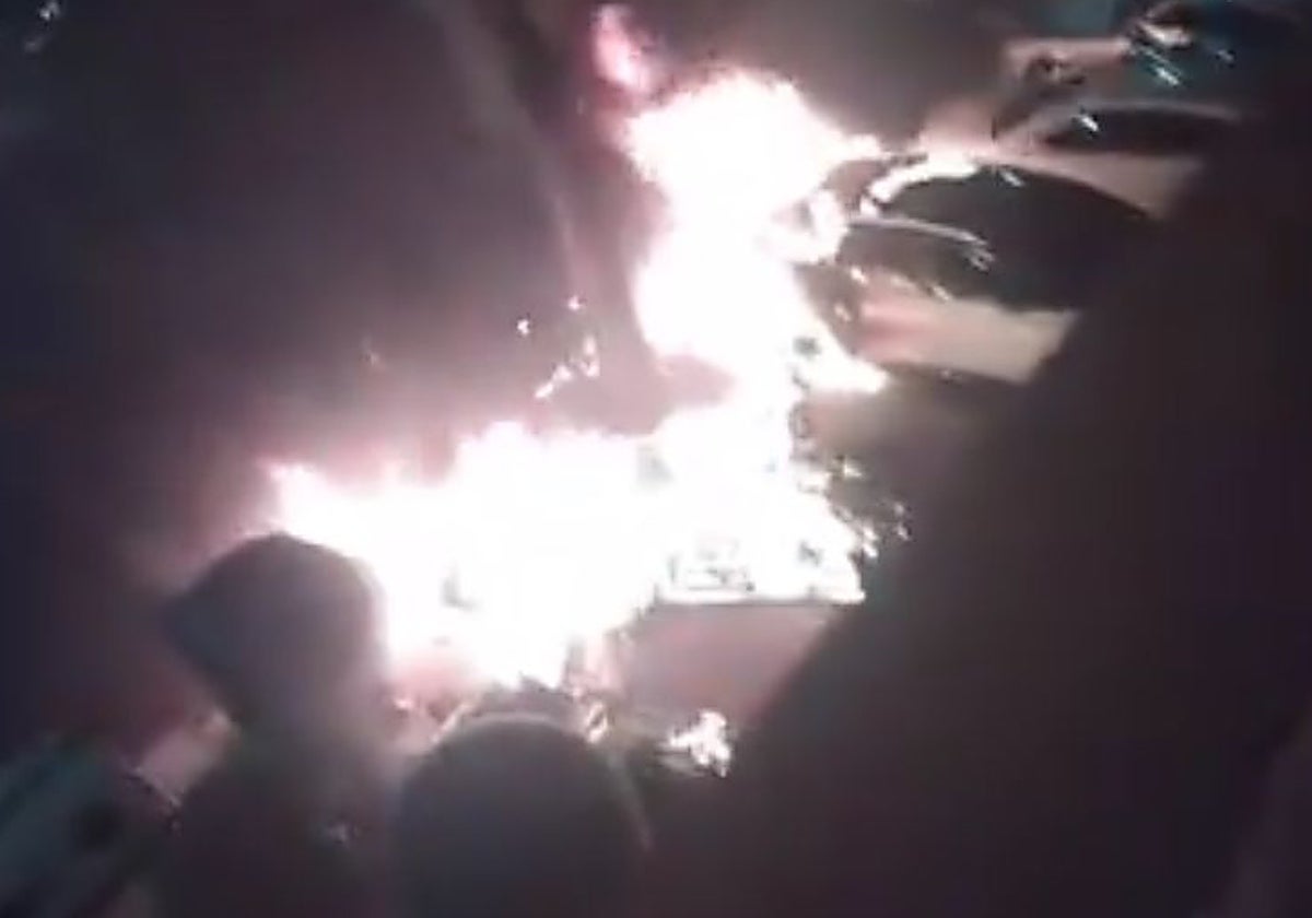 Arden vehículos en la Avda. San Juan de la Cruz