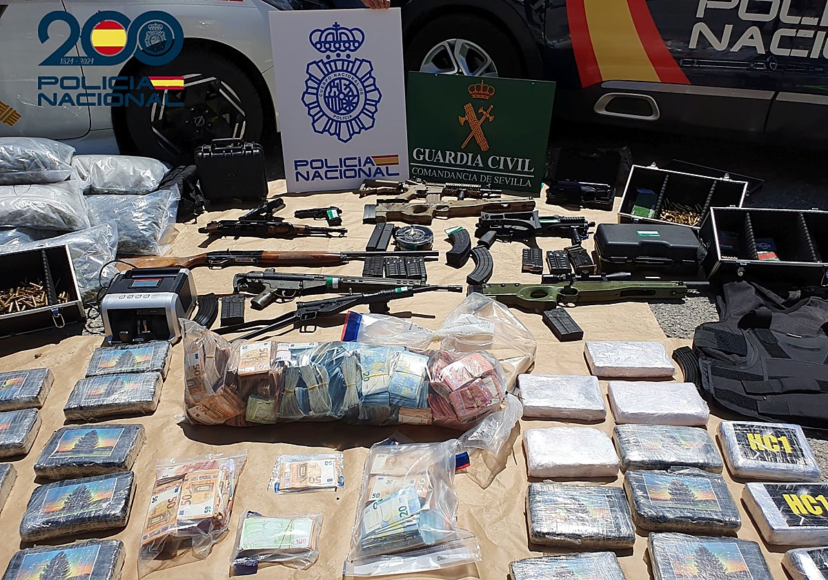 Armas, dinero y drogas incautadas a esta red criminal por la Policía Nacional