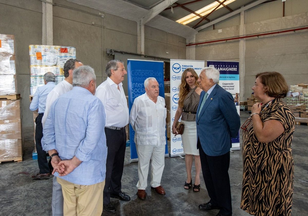 Jesús Maza, con camisa blanca, en la presentación de la donación de la fundación estadounidense