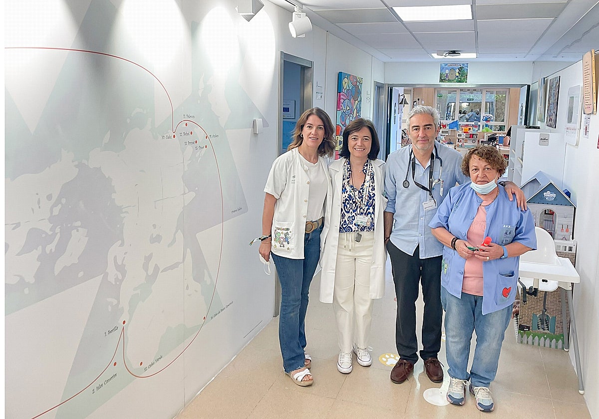 La profesora Pepi López Bayona, los doctores Gema Ramírez y Eduardo Quiroga, y Ana Delis, la maestra más veterana del Virgen del Rocío