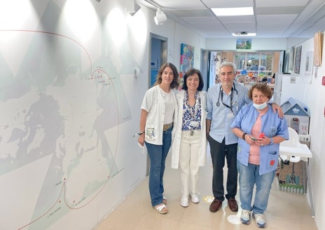 Imagen secundaria 1 - En la imagen superior, los doctores Eduardo Quiroga y Gema Ramírez. Sobre estas líneas, los oncólogos con las maestras de la unidad pediátrica, Pepi López Bayona y Ana Delis. A la derecha, el doctor Quiroga despide a una paciente que ha recibido el alta en el Hospital Virgen del Rocío de Sevilla