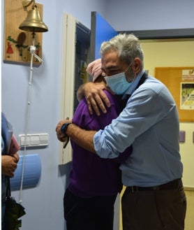 Imagen secundaria 2 - En la imagen superior, los doctores Eduardo Quiroga y Gema Ramírez. Sobre estas líneas, los oncólogos con las maestras de la unidad pediátrica, Pepi López Bayona y Ana Delis. A la derecha, el doctor Quiroga despide a una paciente que ha recibido el alta en el Hospital Virgen del Rocío de Sevilla