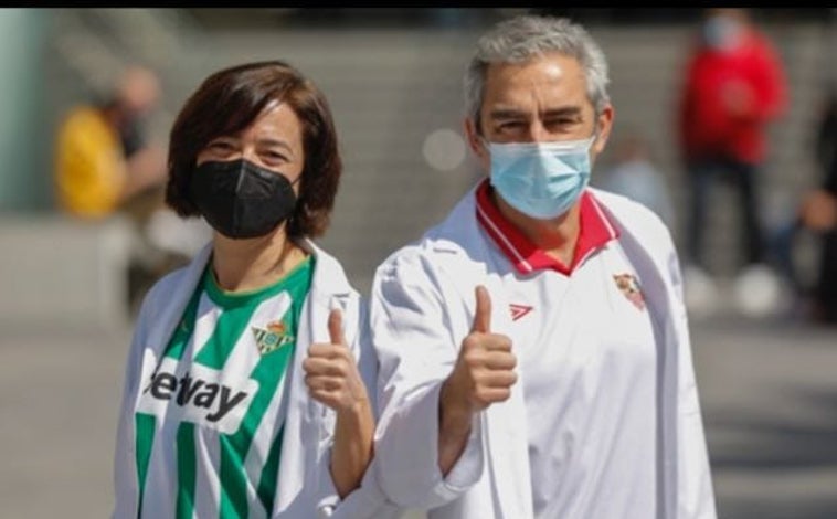 Imagen principal - En la imagen superior, los doctores Eduardo Quiroga y Gema Ramírez. Sobre estas líneas, los oncólogos con las maestras de la unidad pediátrica, Pepi López Bayona y Ana Delis. A la derecha, el doctor Quiroga despide a una paciente que ha recibido el alta en el Hospital Virgen del Rocío de Sevilla