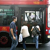 Conductores de Tussam vuelven a avisar de la «ocupación» de las paradas por parte de autobuses turísticos