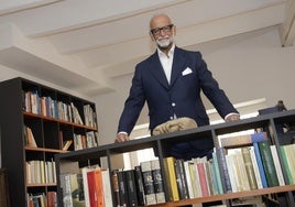 O'Kean, catedrático de Economía en la Olavide: «Muchos de mis alumnos vienen a clase en chanclas y bermudas»