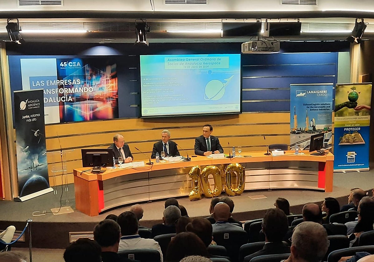 El consejero Villamandos durante la Asamblea del Clúster Andalucía Aerospace