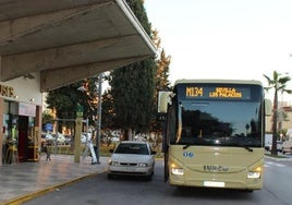 Los Palacios, la localidad de casi 40.000 habitantes con una conexión en autobús que «funciona muy mal» y sin tren