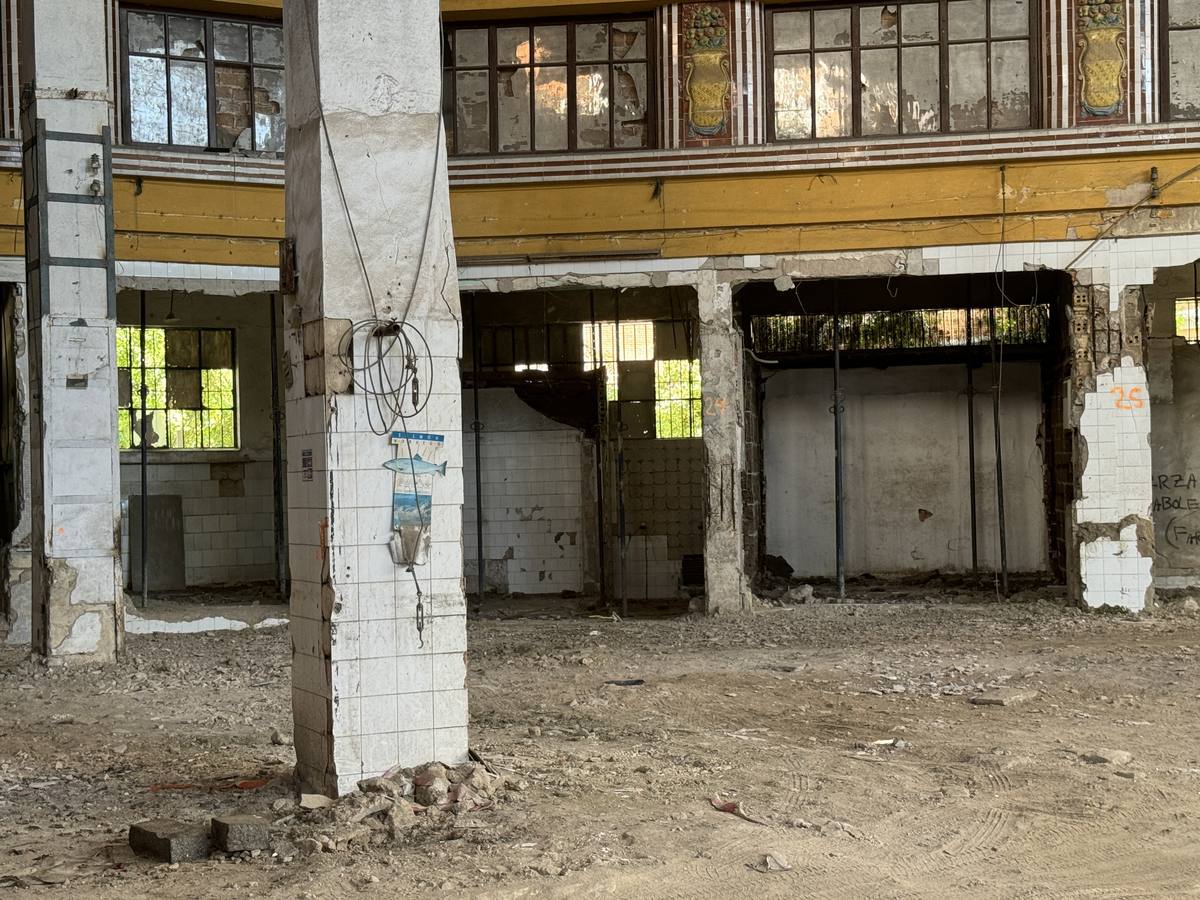 El edificio ofrece un estado de abandono y ruina que dista mucho de lo que fue en su día