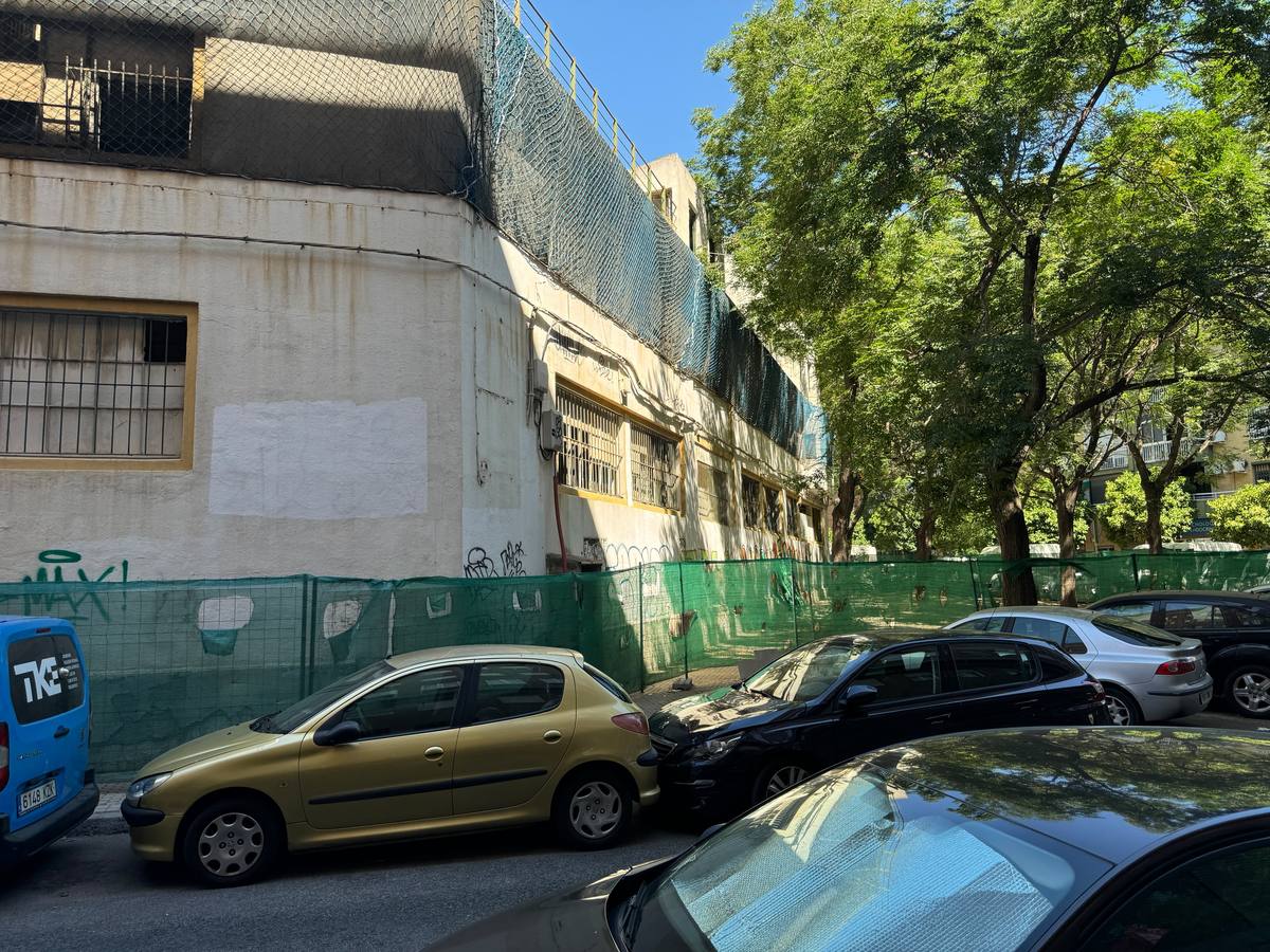 El edificio ofrece un estado de abandono y ruina que dista mucho de lo que fue en su día