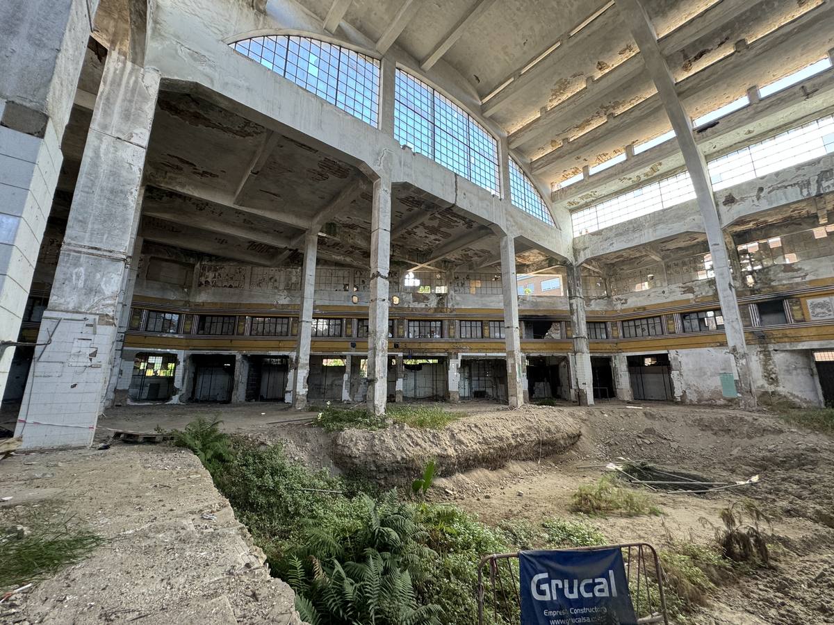 El edificio ofrece un estado de abandono y ruina que dista mucho de lo que fue en su día