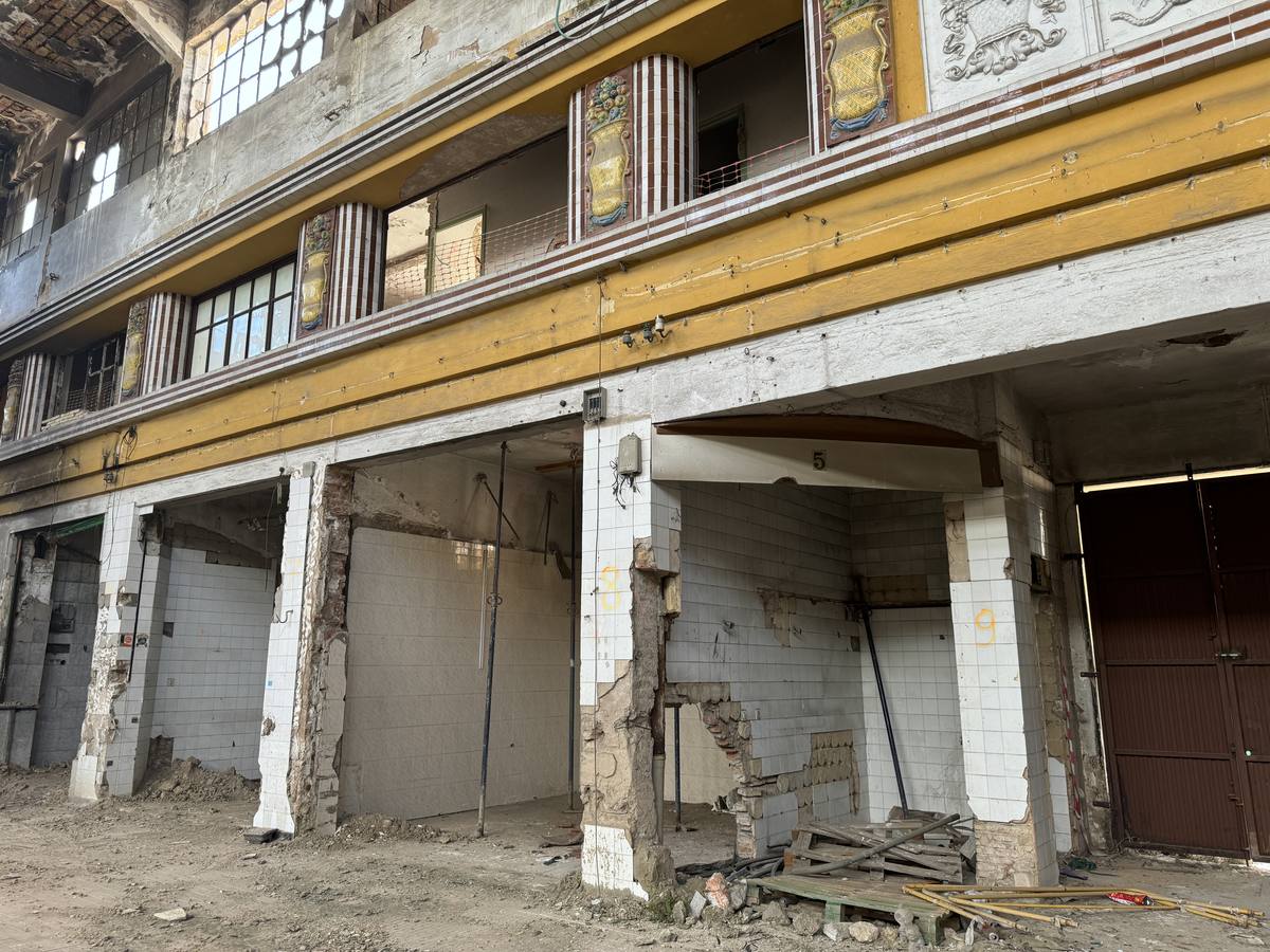 El edificio ofrece un estado de abandono y ruina que dista mucho de lo que fue en su día
