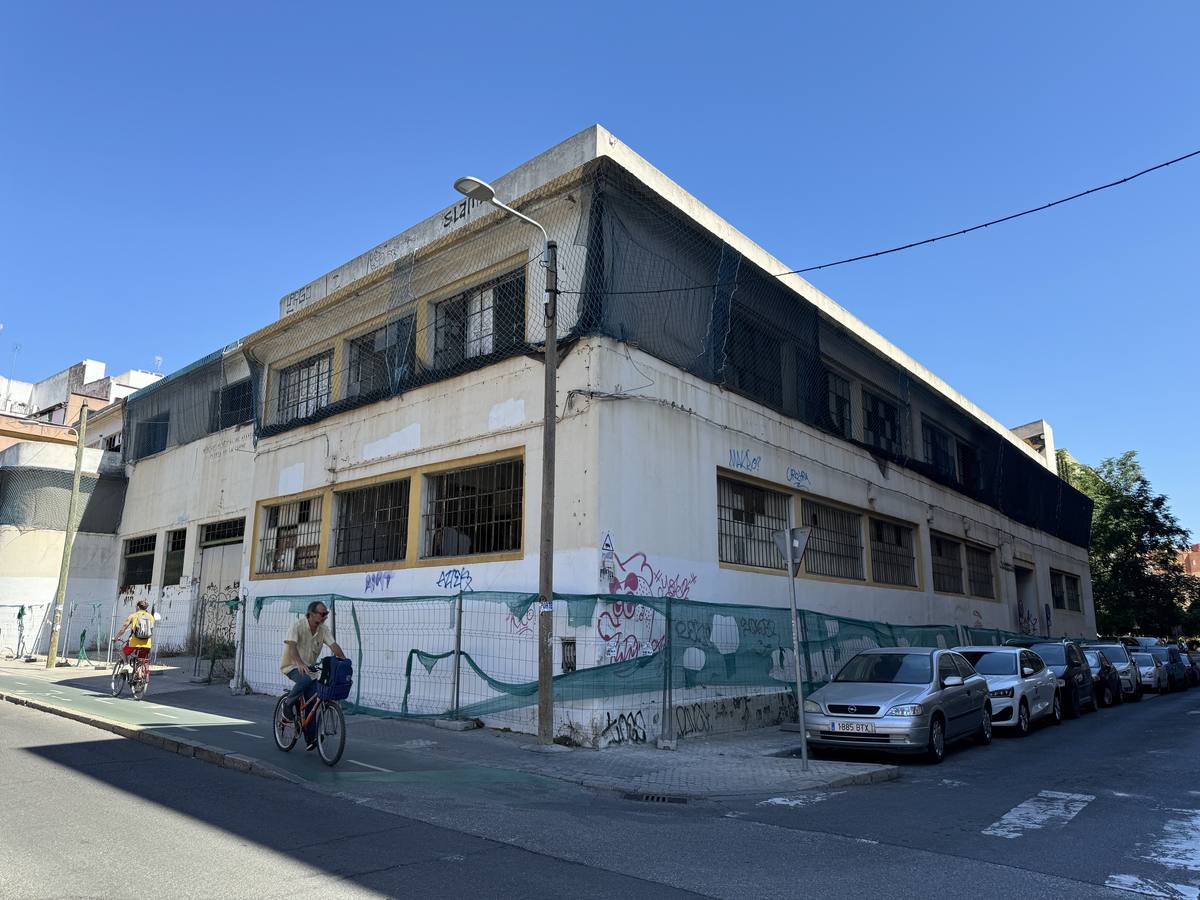 El edificio ofrece un estado de abandono y ruina que dista mucho de lo que fue en su día