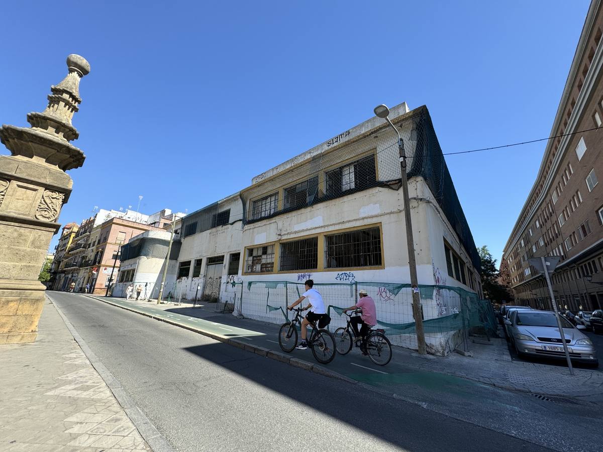 El edificio ofrece un estado de abandono y ruina que dista mucho de lo que fue en su día