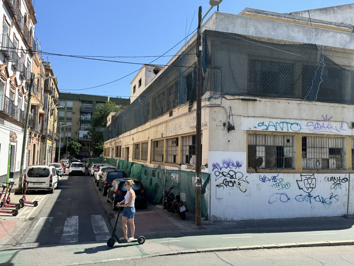El edificio ofrece un estado de abandono y ruina que dista mucho de lo que fue en su día