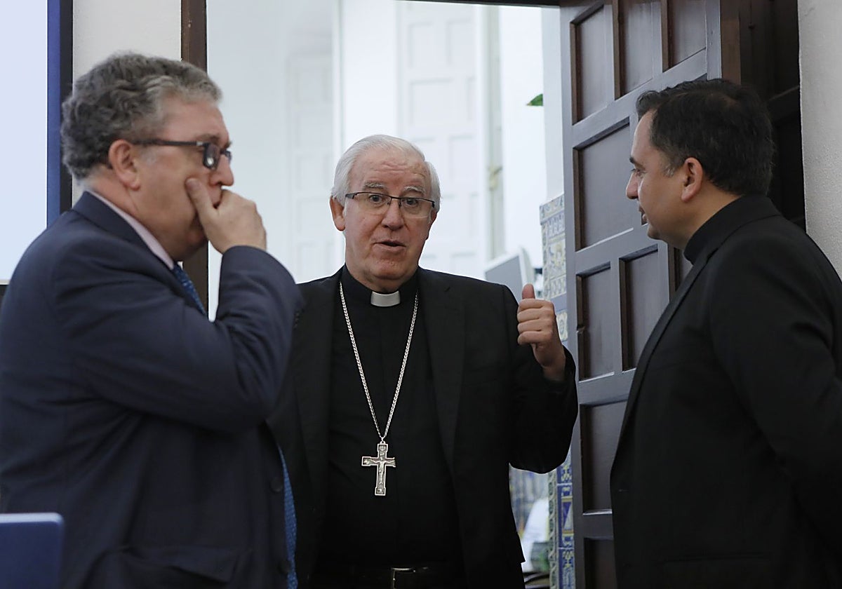 Alberto Benito, ecónomo de la Archidiócesis, el arzobispo  José Ángel Saiz y Leonardo Sánchez, delegado de Medios de Comunicación