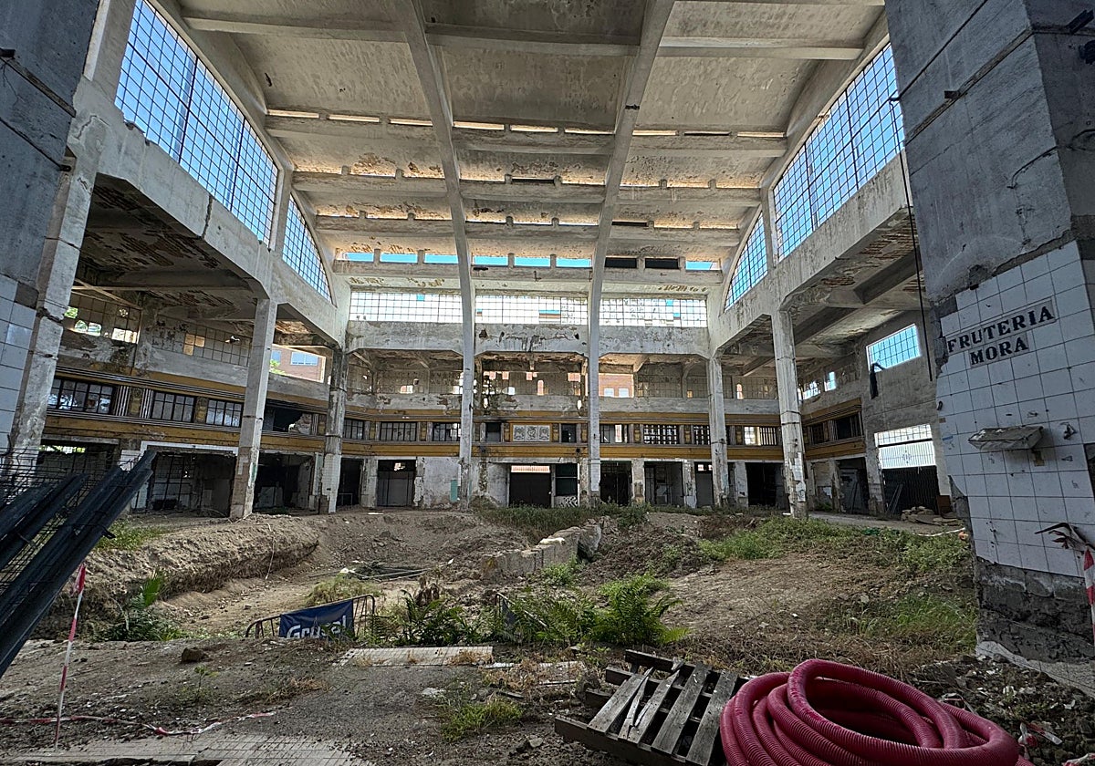 El interior del antiguo mercado muestra un preocupante estado de abandono y dejadez
