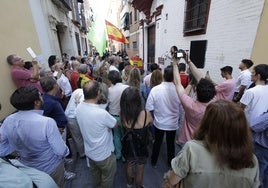 Pinchazo de Vox en su manifestación en la sede del PSOE en Sevilla