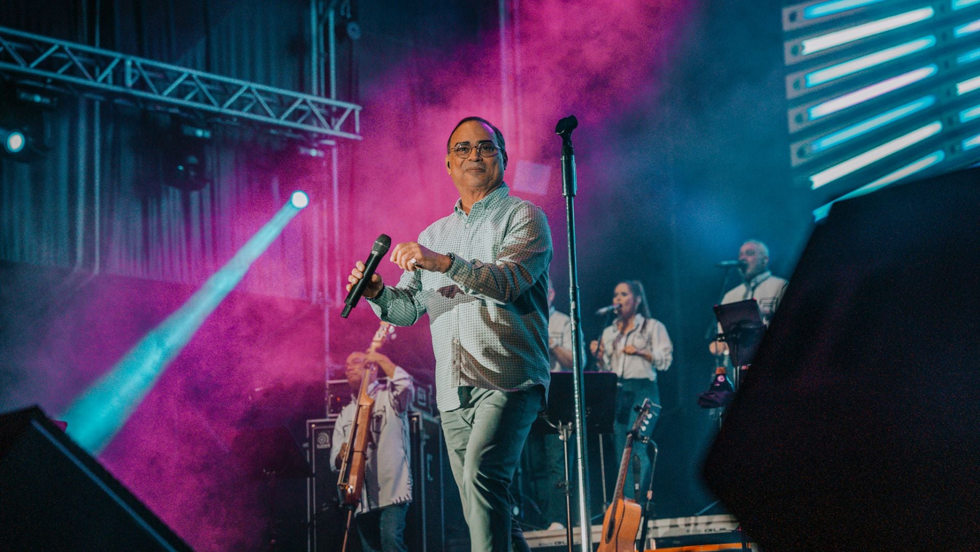 Gilberto Santa Rosa llena de salsa el Tío Pepe Festival, en imágenes