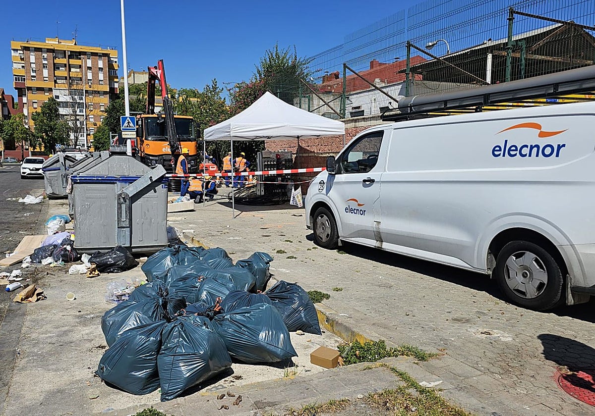 Técnicos al fondo trabajando en el centro de transformación calcinado y en primer plano las bolsas con mantillo para las plantaciones de marihuana