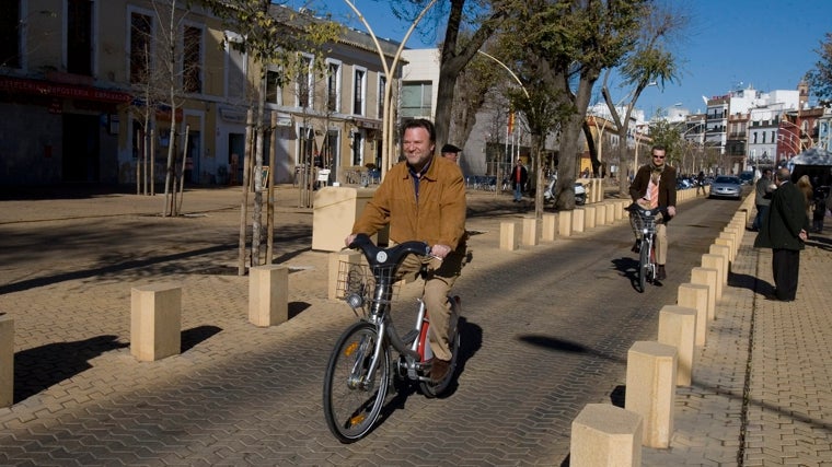 Monteseirín, en una bici del Sevici, circulando por la Alameda, tras su reforma