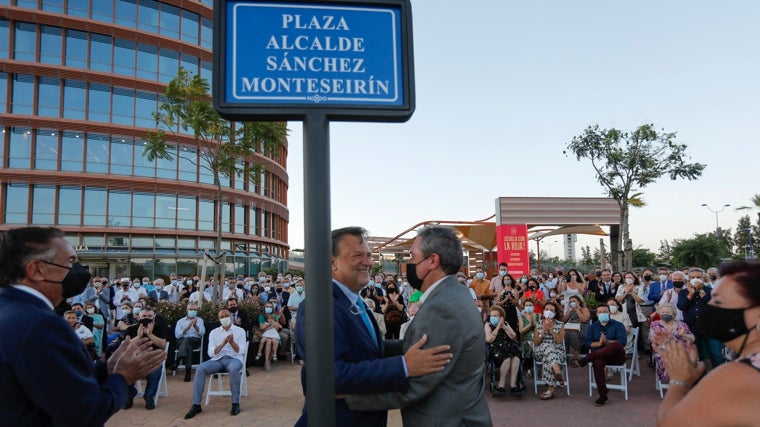 Monteseirín, junto a Juan Espadas, en la inauguración de la plaza que lleva su nombre junto a la Torre Sevilla