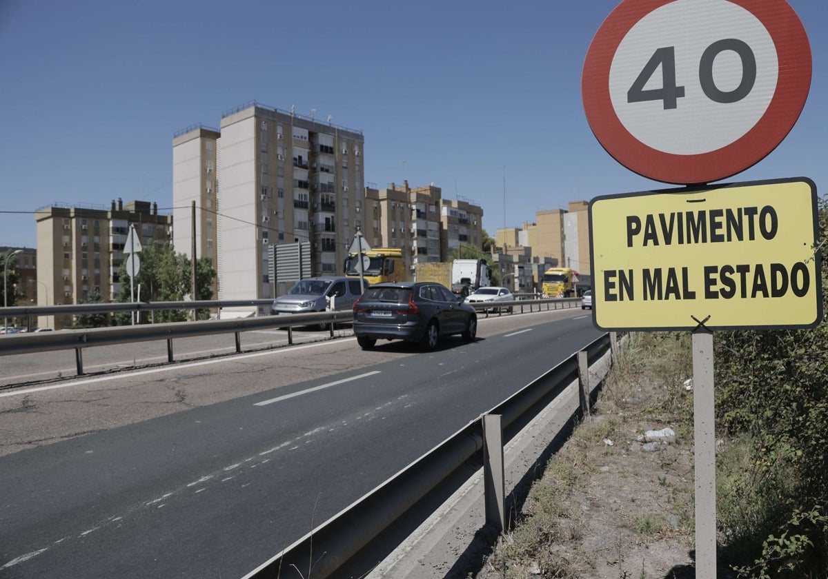 Los carteles en la SE-20 advierten del mal estado de conservación de la carretera