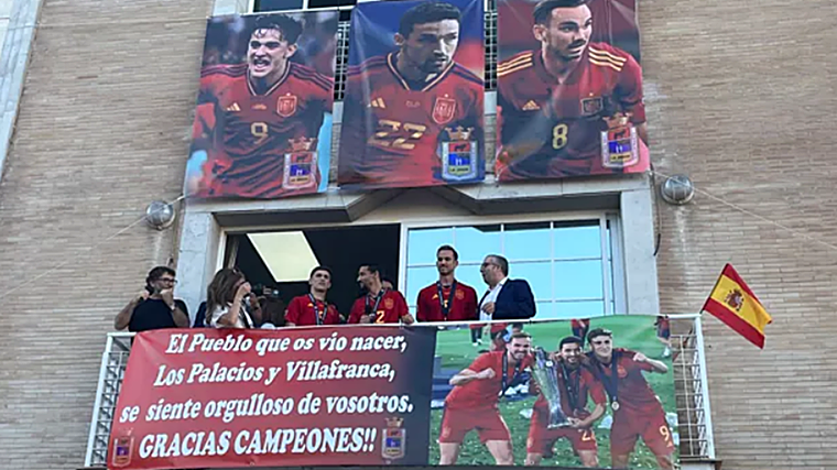 Recepción en el Ayuntamiento de Los Palacios de Gavi, Jesús Navas y Fabián tras ganar la Liga de Naciones con España en 2023