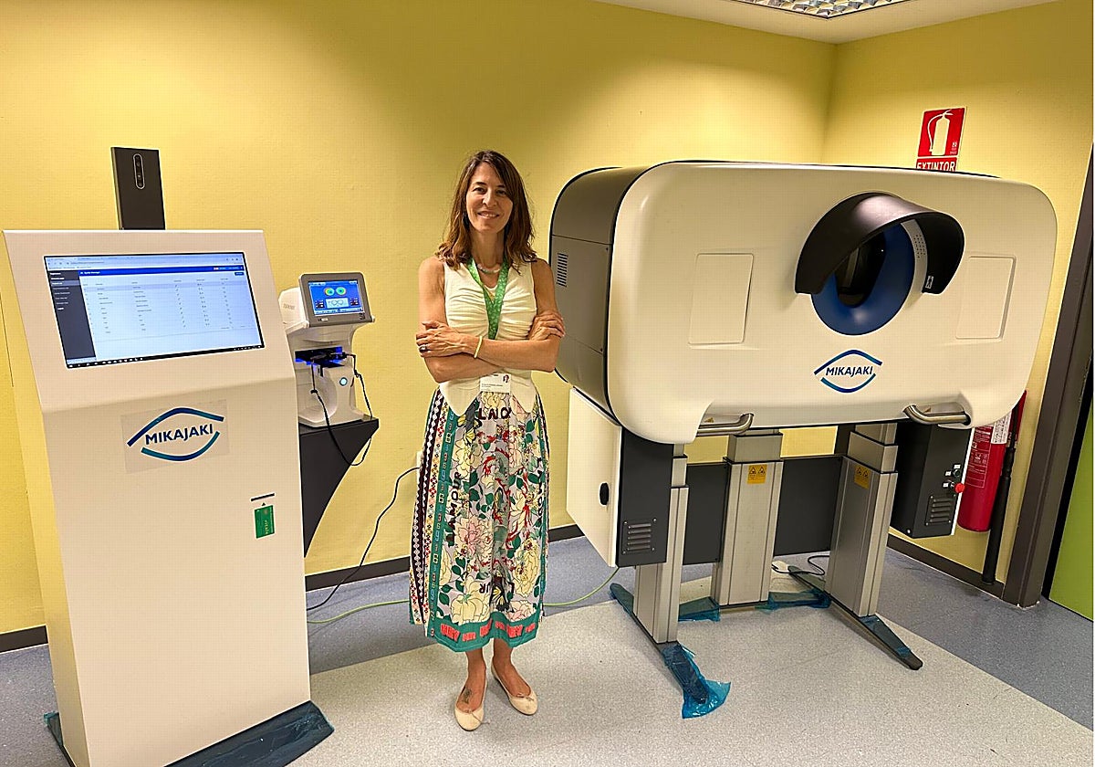 Margarita Cabanás, jefa de Oftalmologia del Virgen del Rocío, junto al equipo robotizado