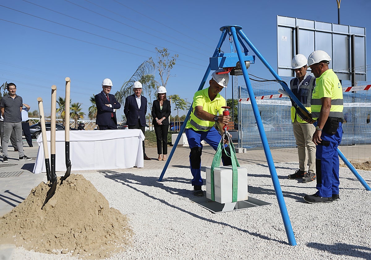 Acto simbólico de colocación de la primera piedra de estas promociones