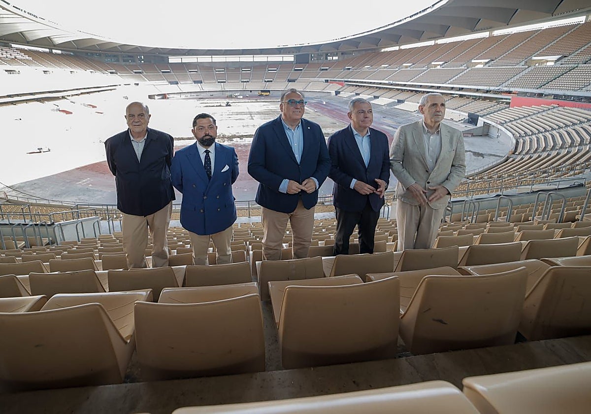 Antonio Cruz, José María Rabal, Arturo Bernal, José Luis Sanz y Antonio Ortiz, este viernes en el estadio