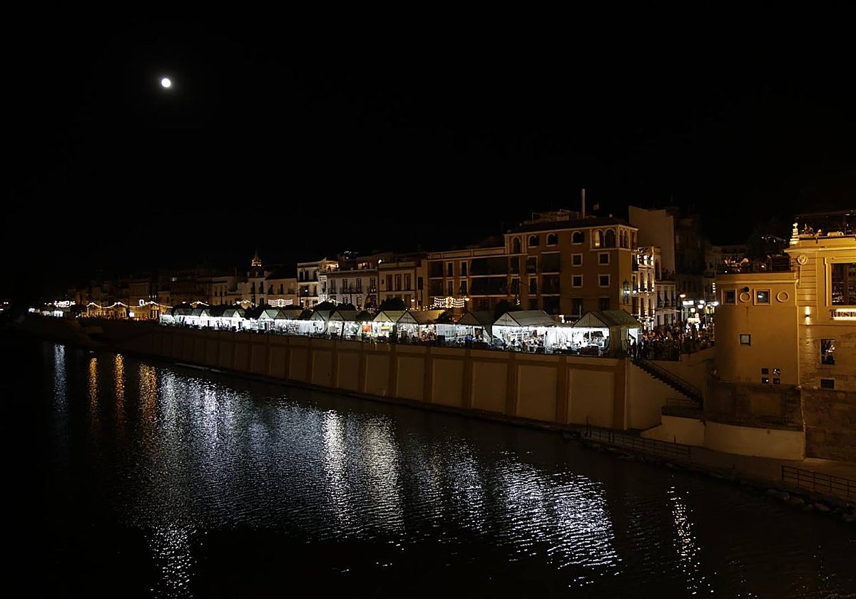 La calle Betis ya está encendida para celebrar su Velá tras el pregón de José Yélamo y la actuación de Silvia Pantoja y Arcángel