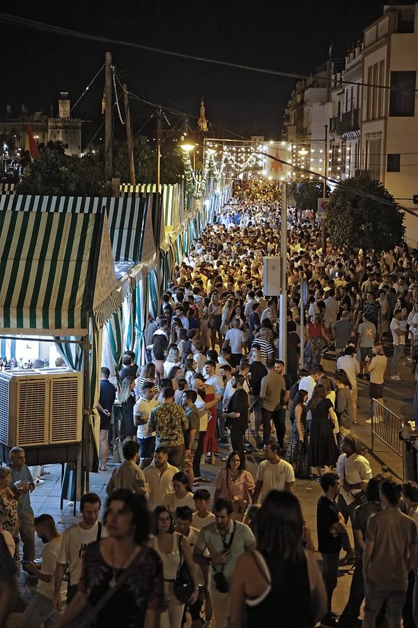 La calle Betis ya está encendida para celebrar su Velá tras el pregón de José Yélamo y la actuación de Silvia Pantoja y Arcángel