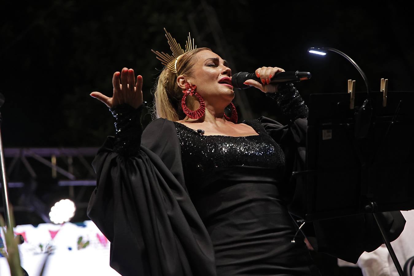 La calle Betis ya está encendida para celebrar su Velá tras el pregón de José Yélamo y la actuación de Silvia Pantoja y Arcángel