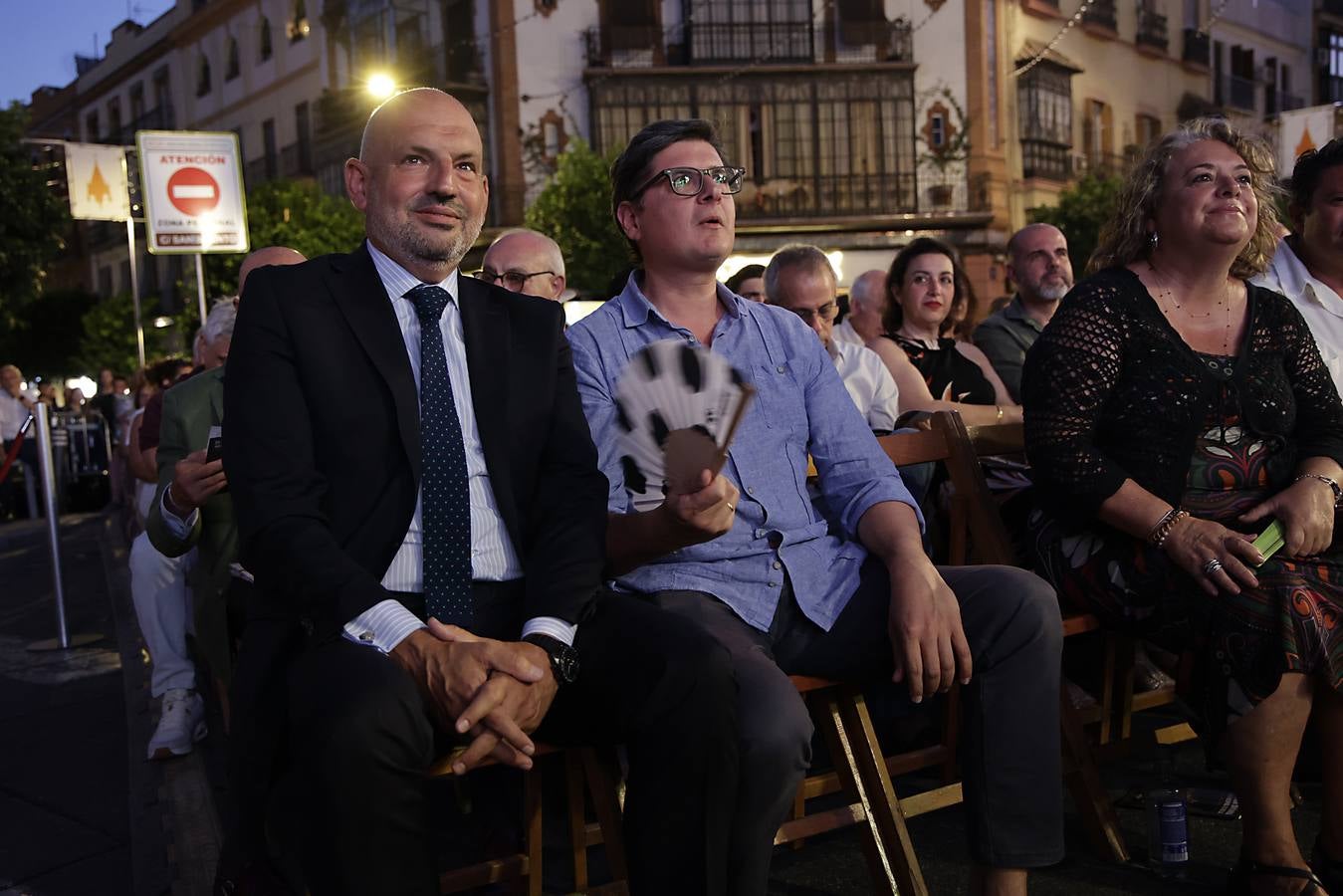 La calle Betis ya está encendida para celebrar su Velá tras el pregón de José Yélamo y la actuación de Silvia Pantoja y Arcángel