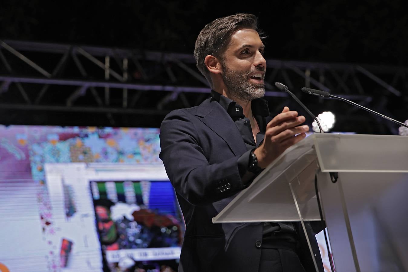 La calle Betis ya está encendida para celebrar su Velá tras el pregón de José Yélamo y la actuación de Silvia Pantoja y Arcángel