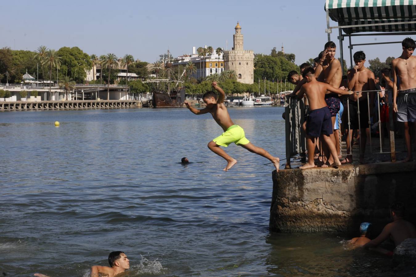 Momentos emocionantes se han vivido esta tarde en el juego de la cucaña