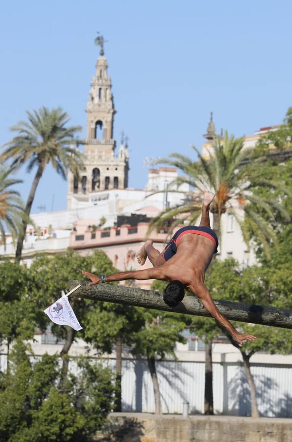 Momentos emocionantes se han vivido esta tarde en el juego de la cucaña