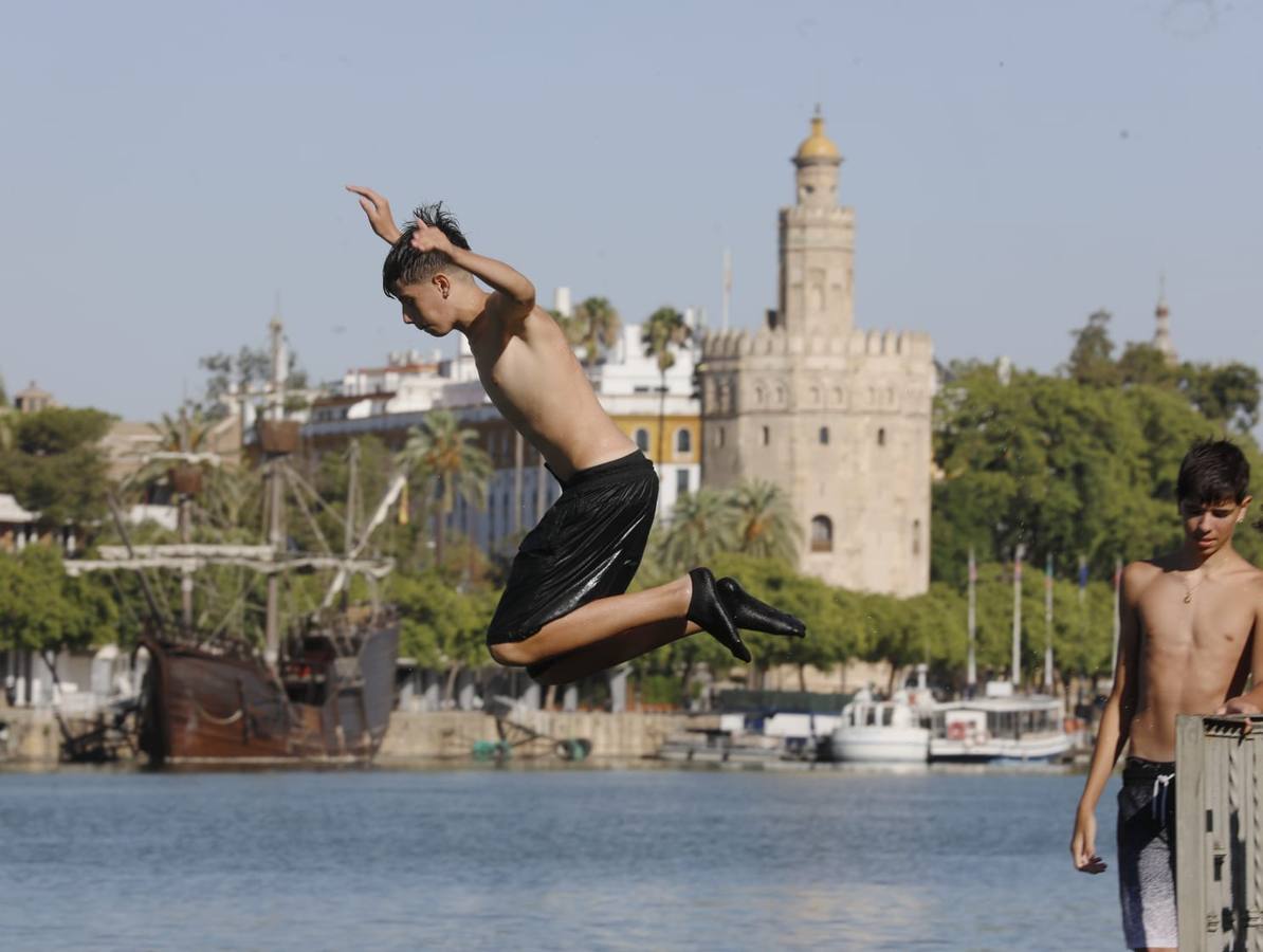Momentos emocionantes se han vivido esta tarde en el juego de la cucaña