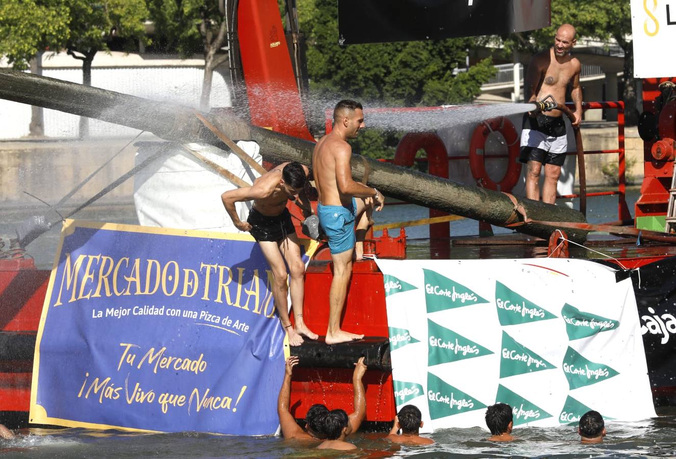 Momentos emocionantes se han vivido esta tarde en el juego de la cucaña