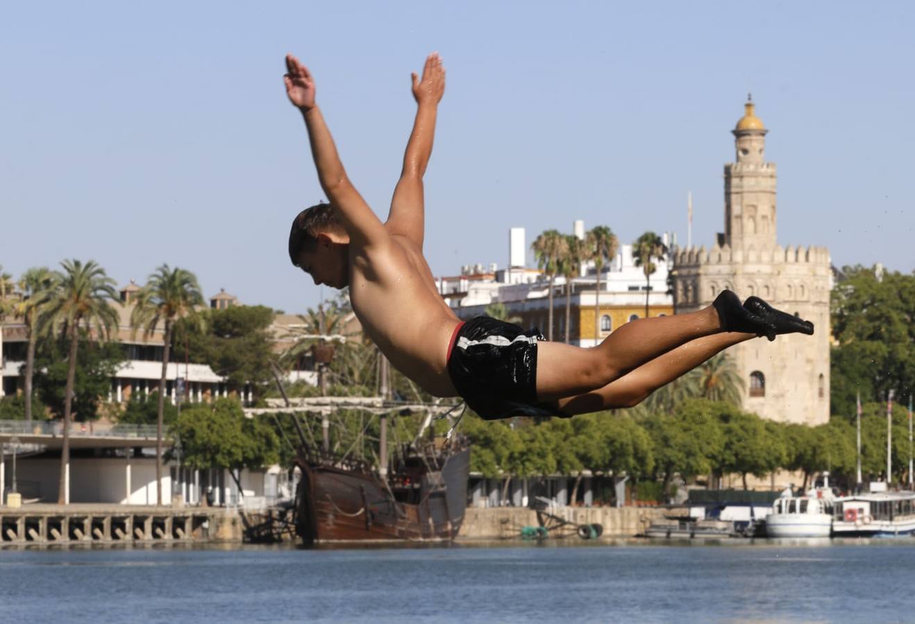 Momentos emocionantes se han vivido esta tarde en el juego de la cucaña