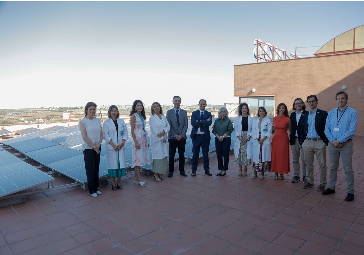 Directivos y profesionales sanitarios del Hospital de San Juan de Dios del Aljarafe y de Naturgy junto a las nuevas placas solares. En el centro, el director gerente del centro sanitario sevillano, Emilio García Núñez y a la directora general de la Fundación Naturgy, María Eugenia Coronado