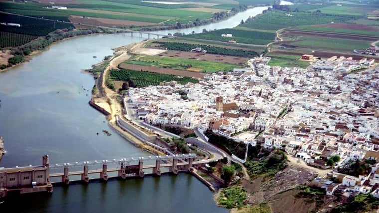 Vista aérea de Lora del Río, uno de los municipios de Sevilla que alcanzarán los 45 grados este miércoles
