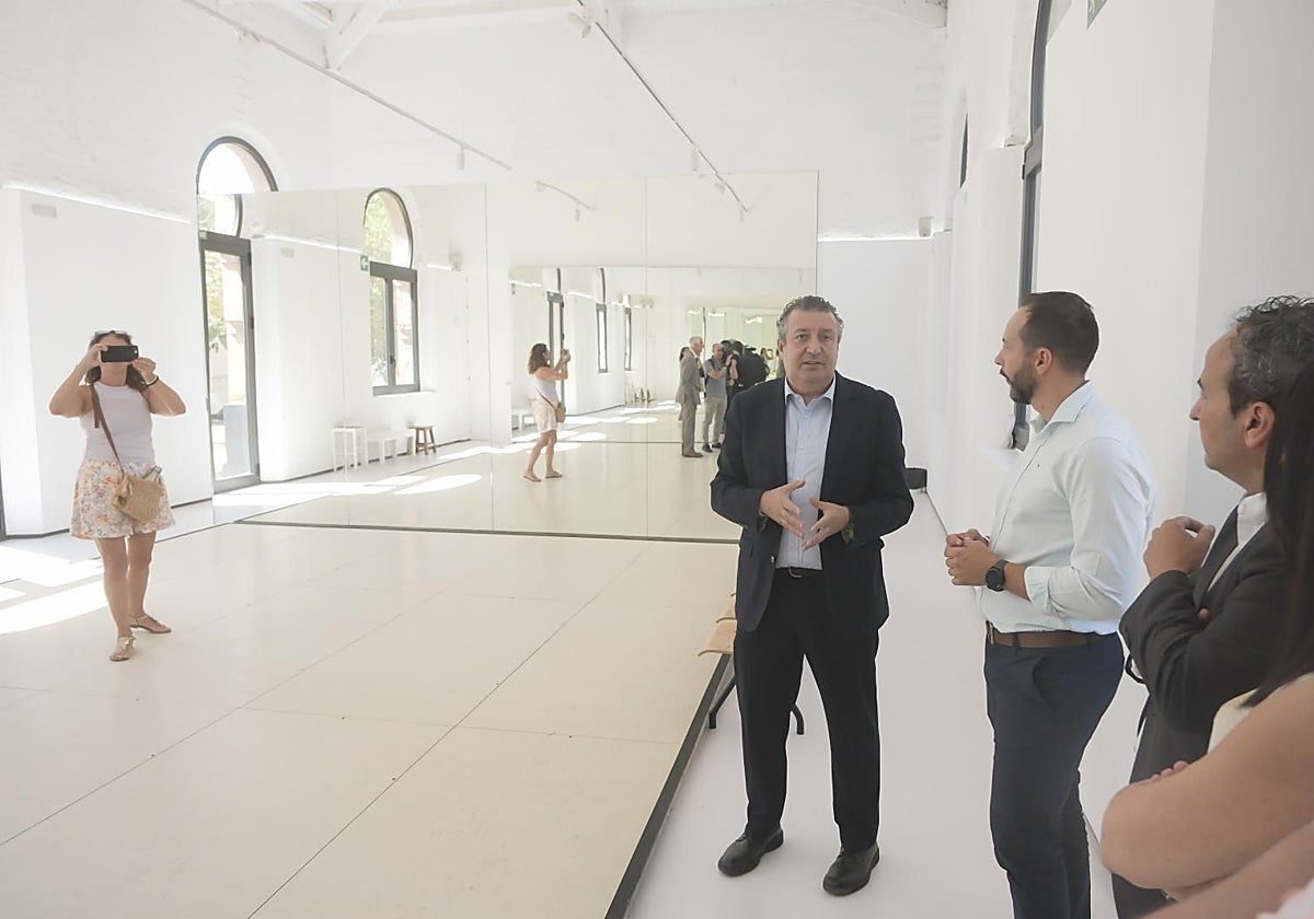 El presidente de la Diputación, Javier Fernández, durante la visita a las instalaciones del futuro museo