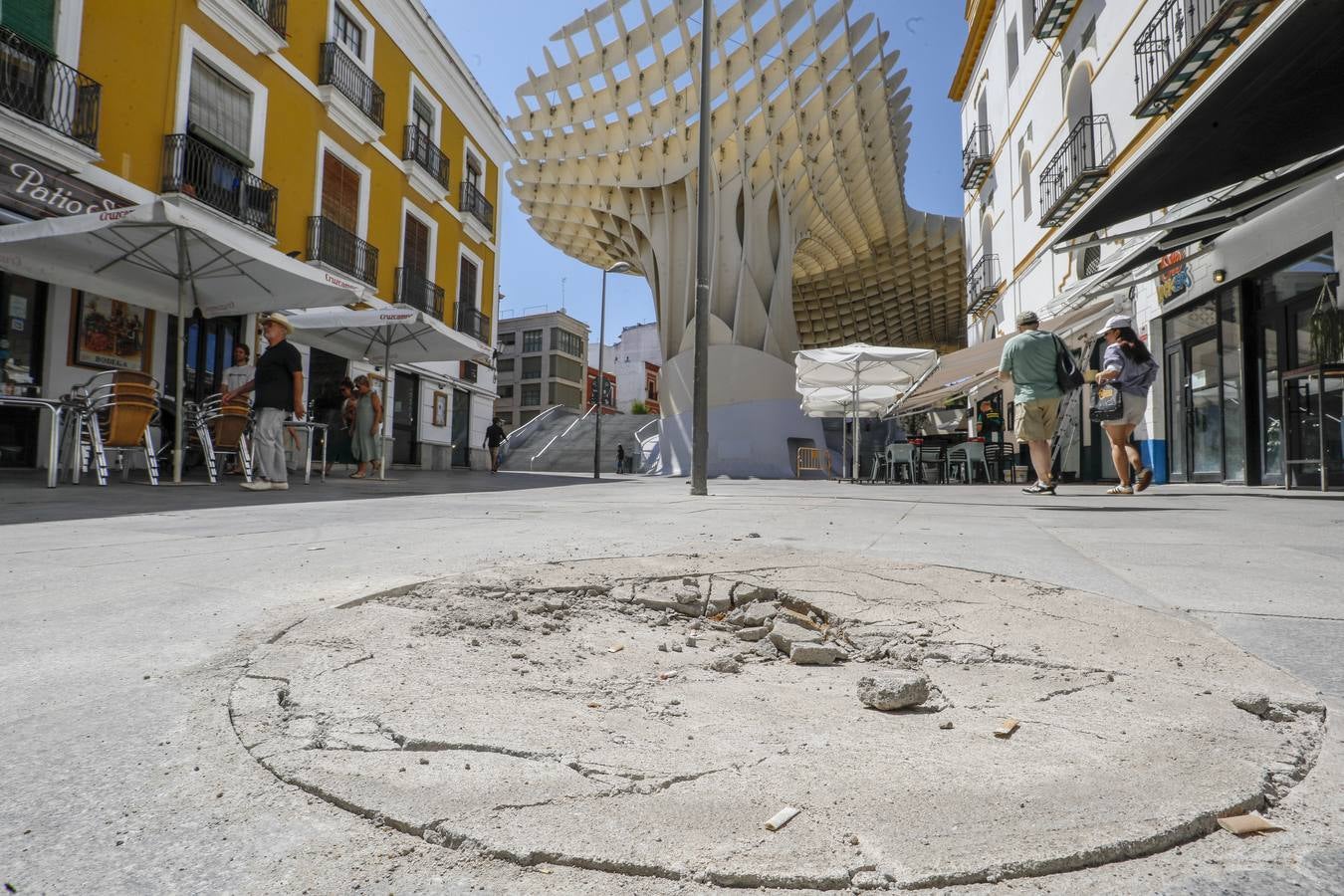 Estado de la calle tras la actuación de Urbanismo para eliminar los montículos
